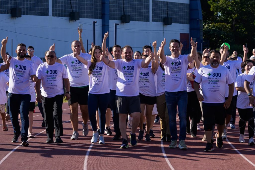 Governador-Roberto-Cidade-participa-de-caminhada-para-celebrar-mais-de-300-transplantes-realizados-no-Hospital-Delphina-Aziz-1_foto-Antonio-Lima-Secom-1024×683-1