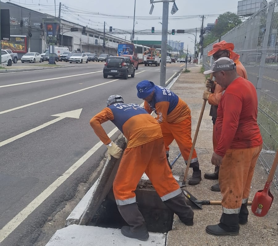 Prefeitura-de-Manaus-desobstrui-nove-caixas-coletoras-na-avenida-Constantino-Nery-e-reforca-prevencao-contra-alagamentos-3