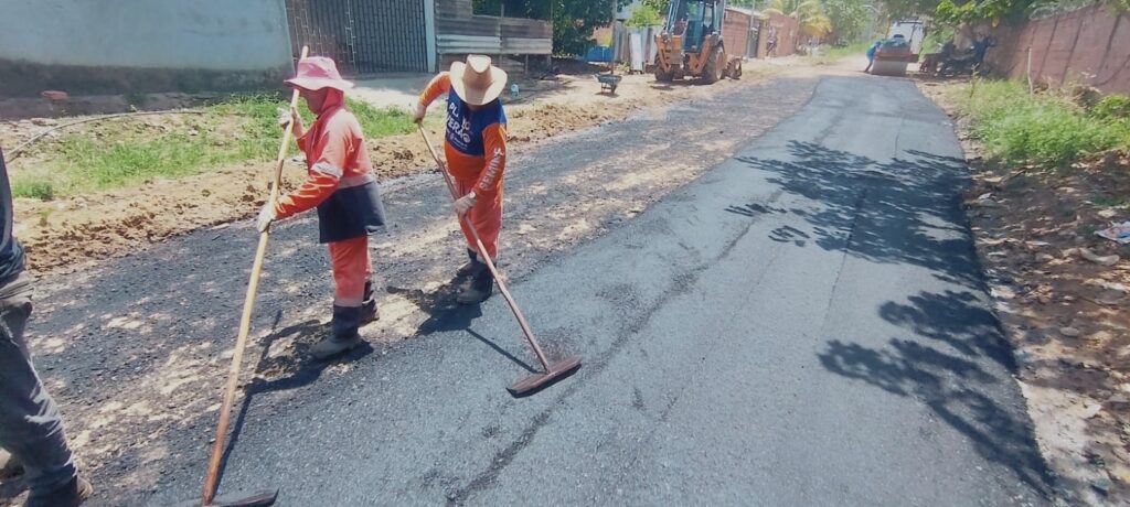 Prefeitura-de-Manaus-leva-asfalto-pela-primeira-vez-a-rua-das-Estrelas-no-bairro-Taruma-Acu-2-2