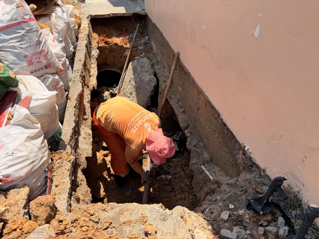 Prefeitura-de-Manaus-recupera-rede-de-drenagem-na-rua-Ademar-de-Barros-no-bairro-Flores-3
