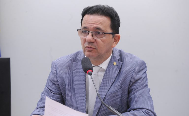 Deputado Júnior Ferrari (PSD-PA) fala em comissão da Câmara dos Deputados