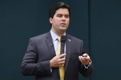 Deputado André Fufuca (PP-MA) fala em comissão da Câmara dos Deputados