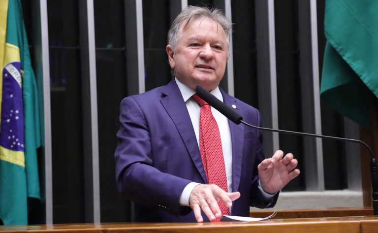 Discussão e votação de propostas legislativas.