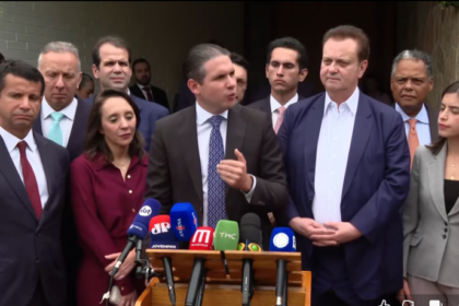 Motta concede entrevista ao lado de presidentes e lideranças dos partidos que integram o bloco formado por União, PP, PSD, Republicanos, MDB, federação PSDB-Cidadania e Podemos